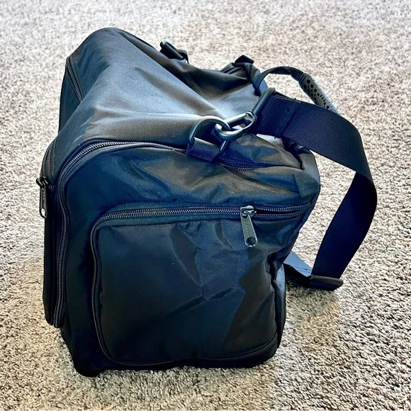 L.L. Bean Organizer Hanging Toiletry Bag, Family Size Black Nylon 10"H×12"W× 8"D - Picture 13 of 16